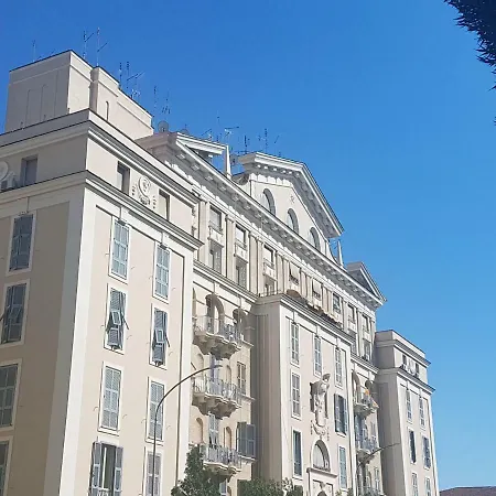 Blue Sky Apartment *